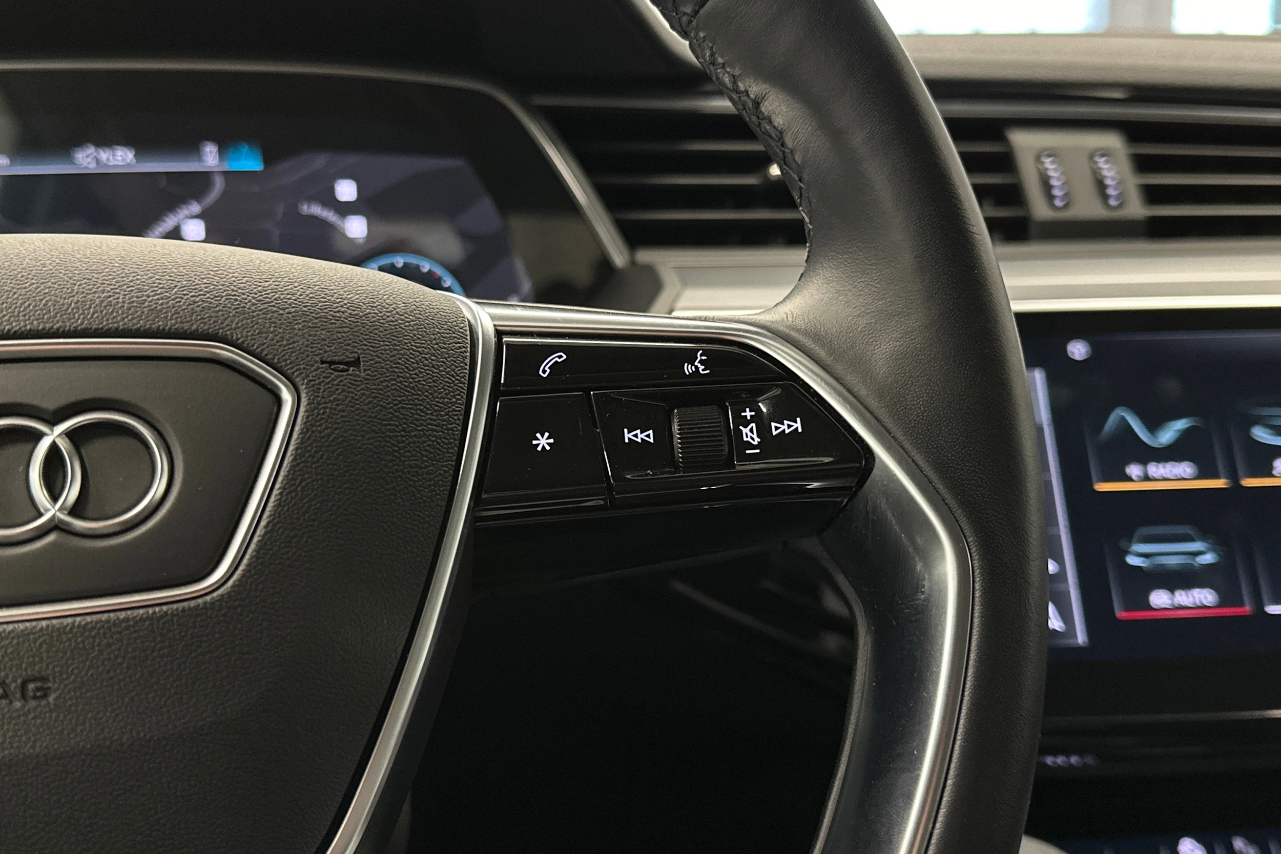harmaa Audi e-tron 2023 kuva 20.