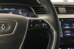 harmaa Audi e-tron 2023 kuva 20.