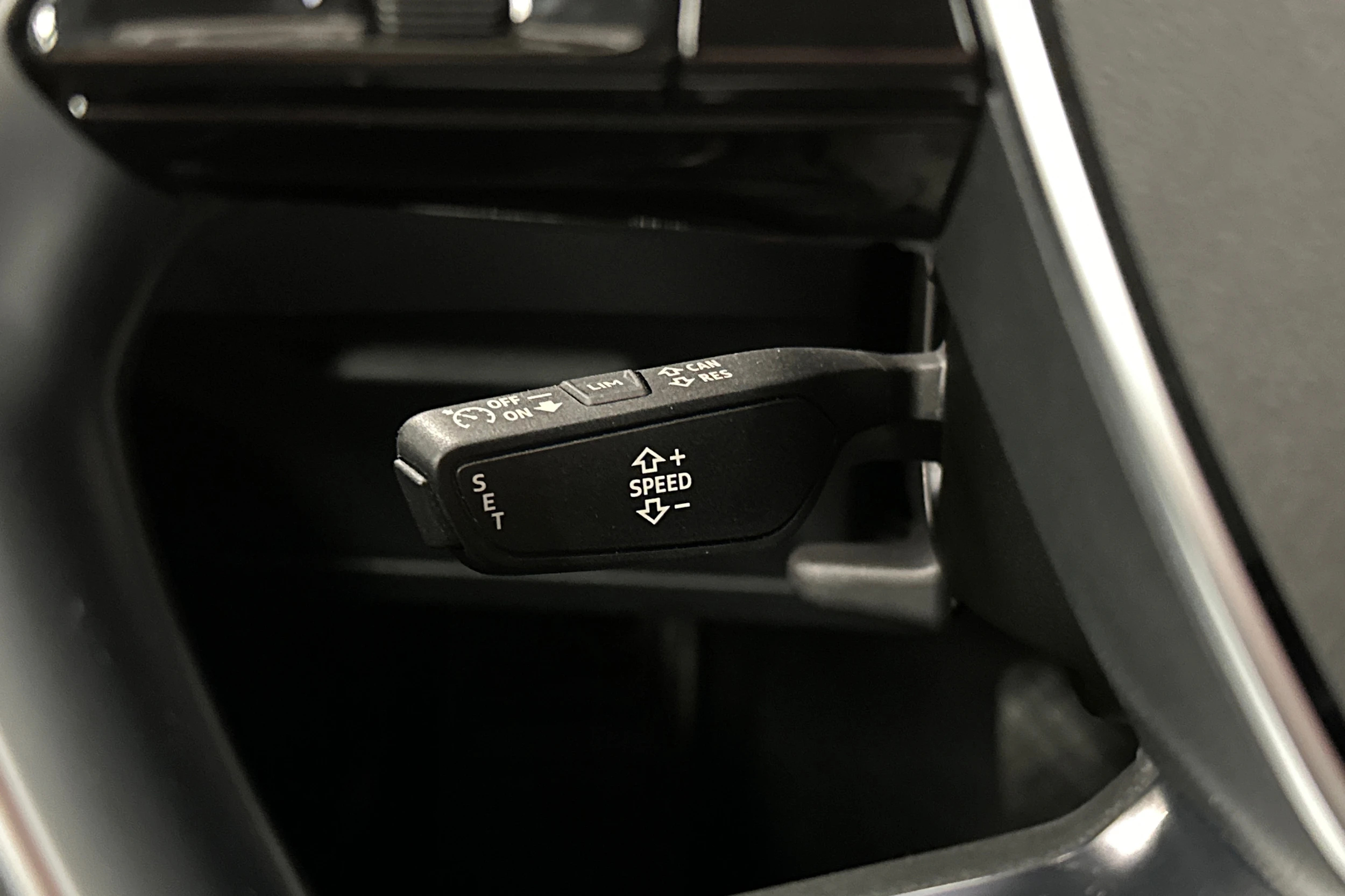 harmaa Audi e-tron 2023 kuva 21.