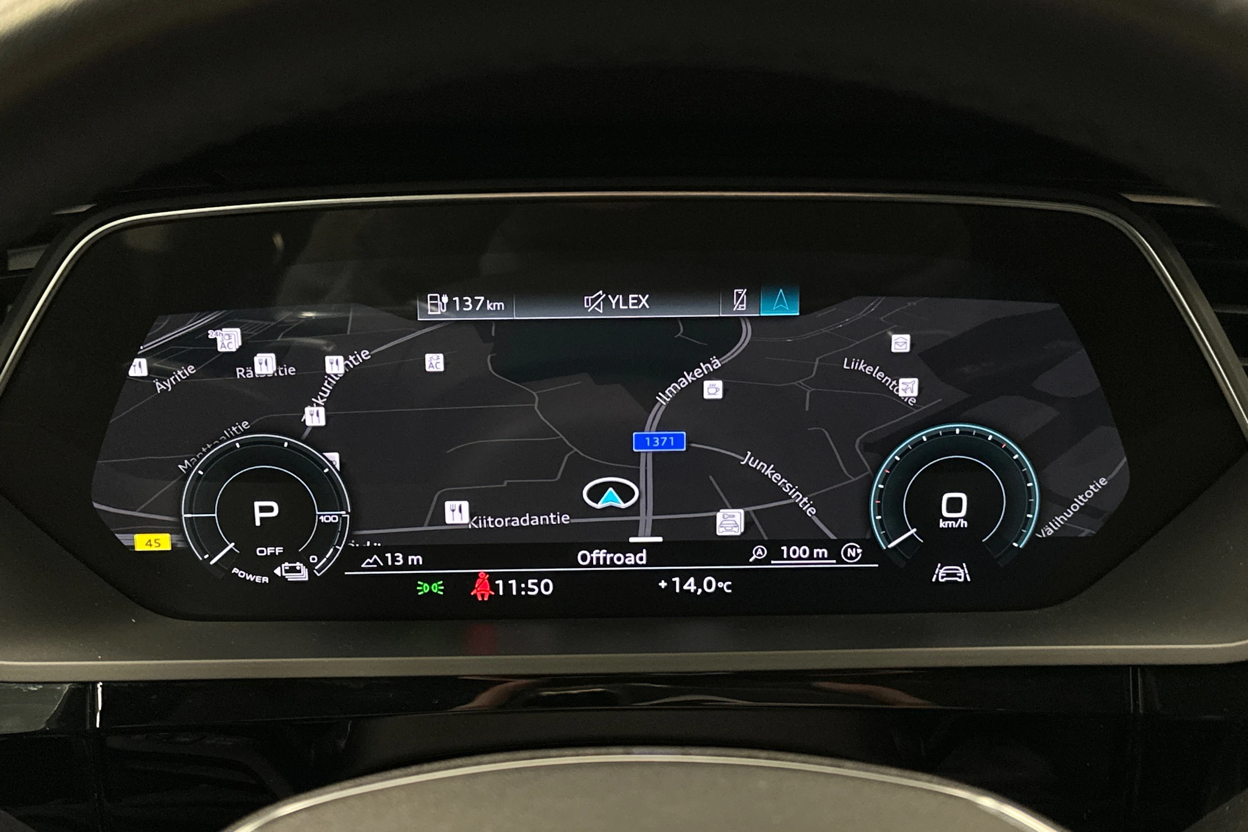 harmaa Audi e-tron 2023 kuva 22.