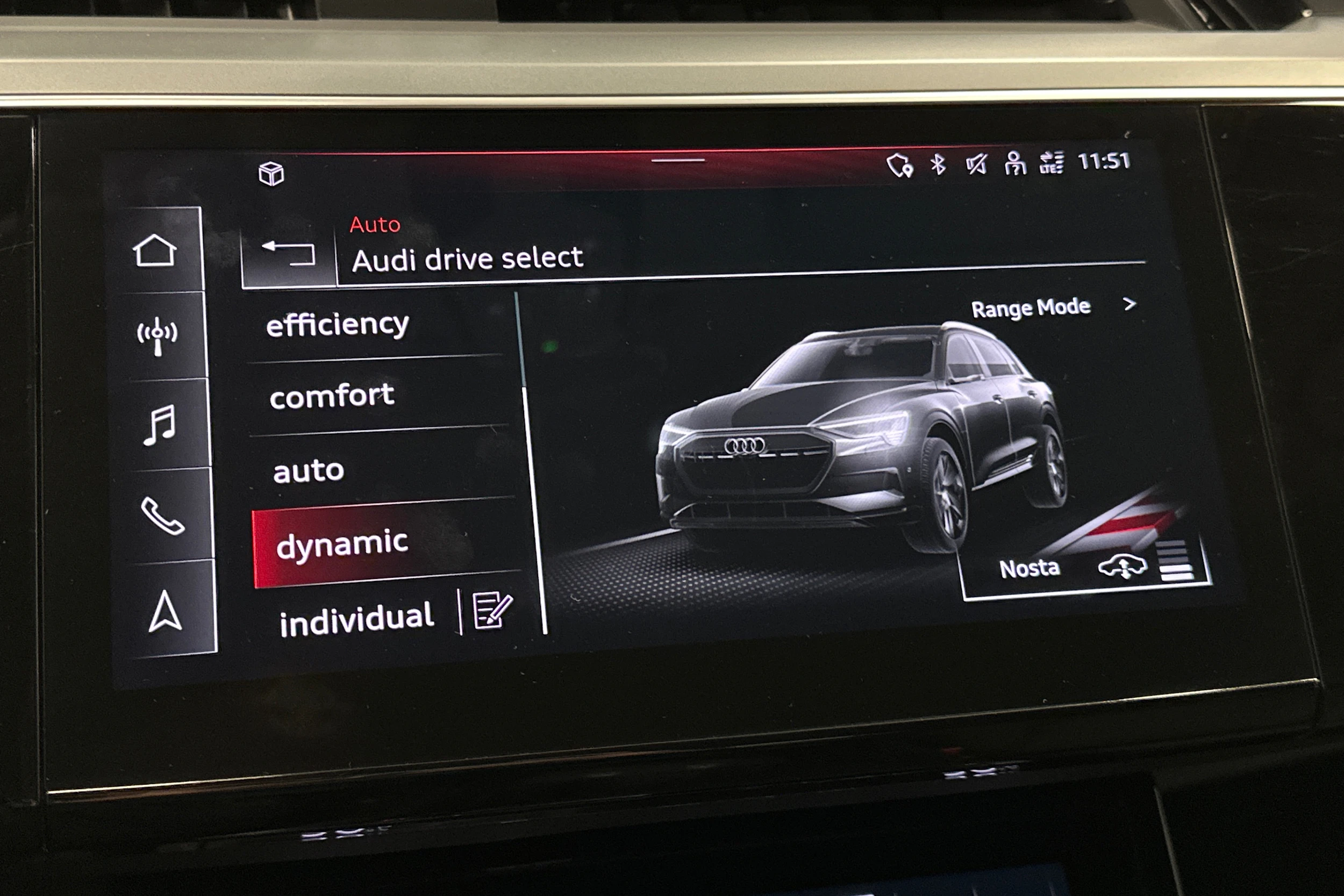 harmaa Audi e-tron 2023 kuva 24.