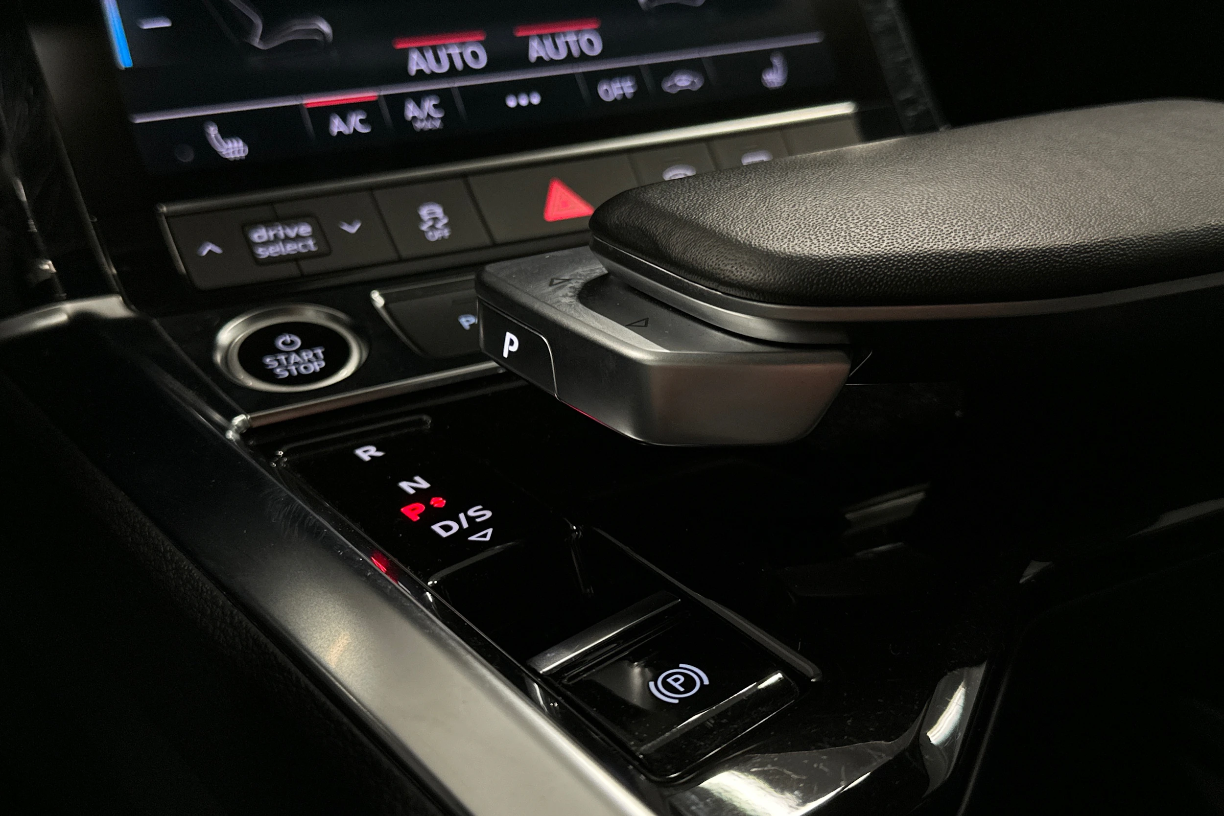 harmaa Audi e-tron 2023 kuva 28.