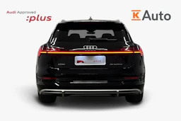 musta Audi e-tron 2023 kuva 3.