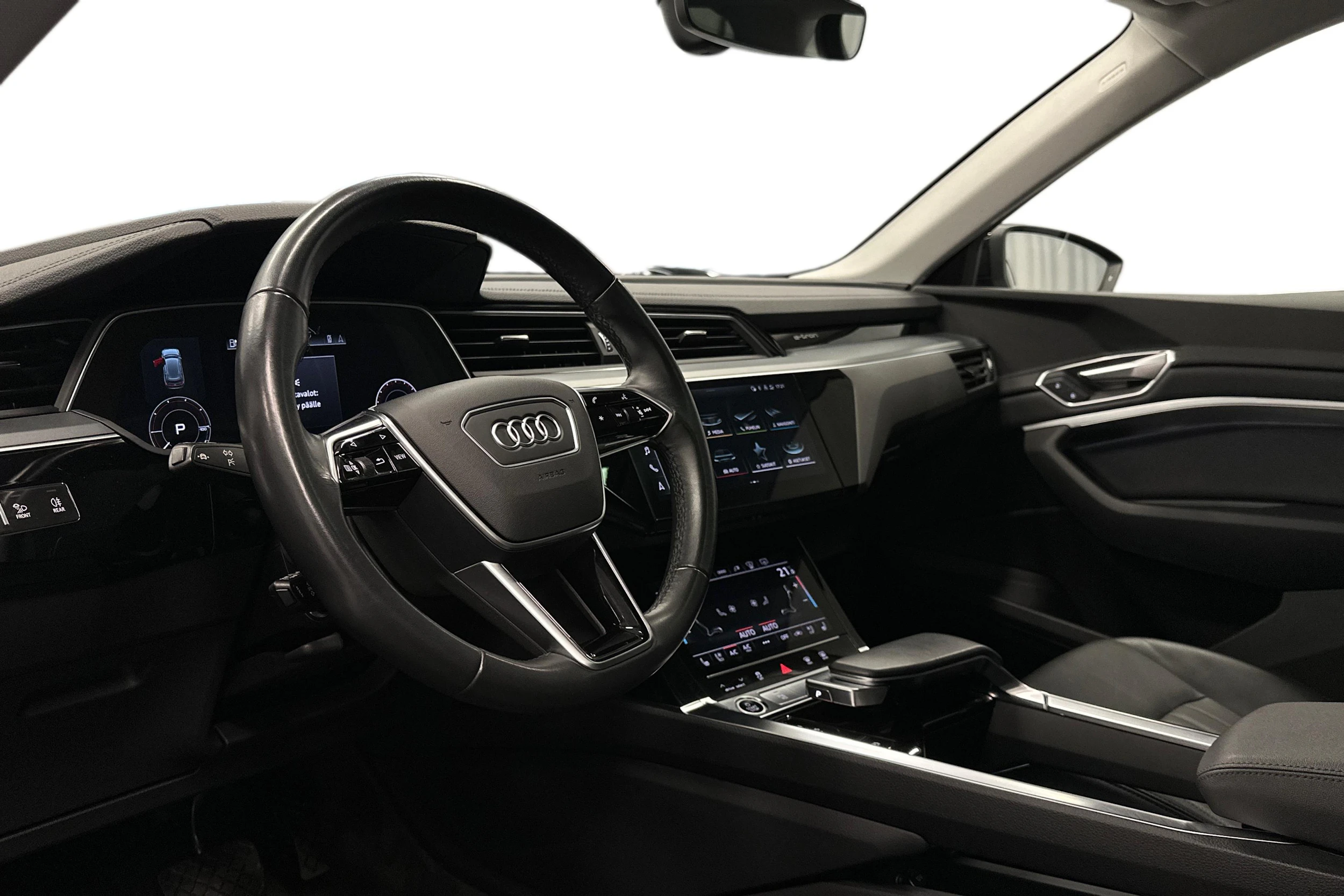 musta Audi e-tron 2023 kuva 6.