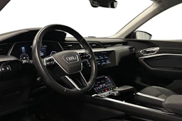 musta Audi e-tron 2023 kuva 6.