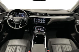 musta Audi e-tron 2023 kuva 7.