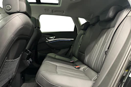 musta Audi e-tron 2023 kuva 8.