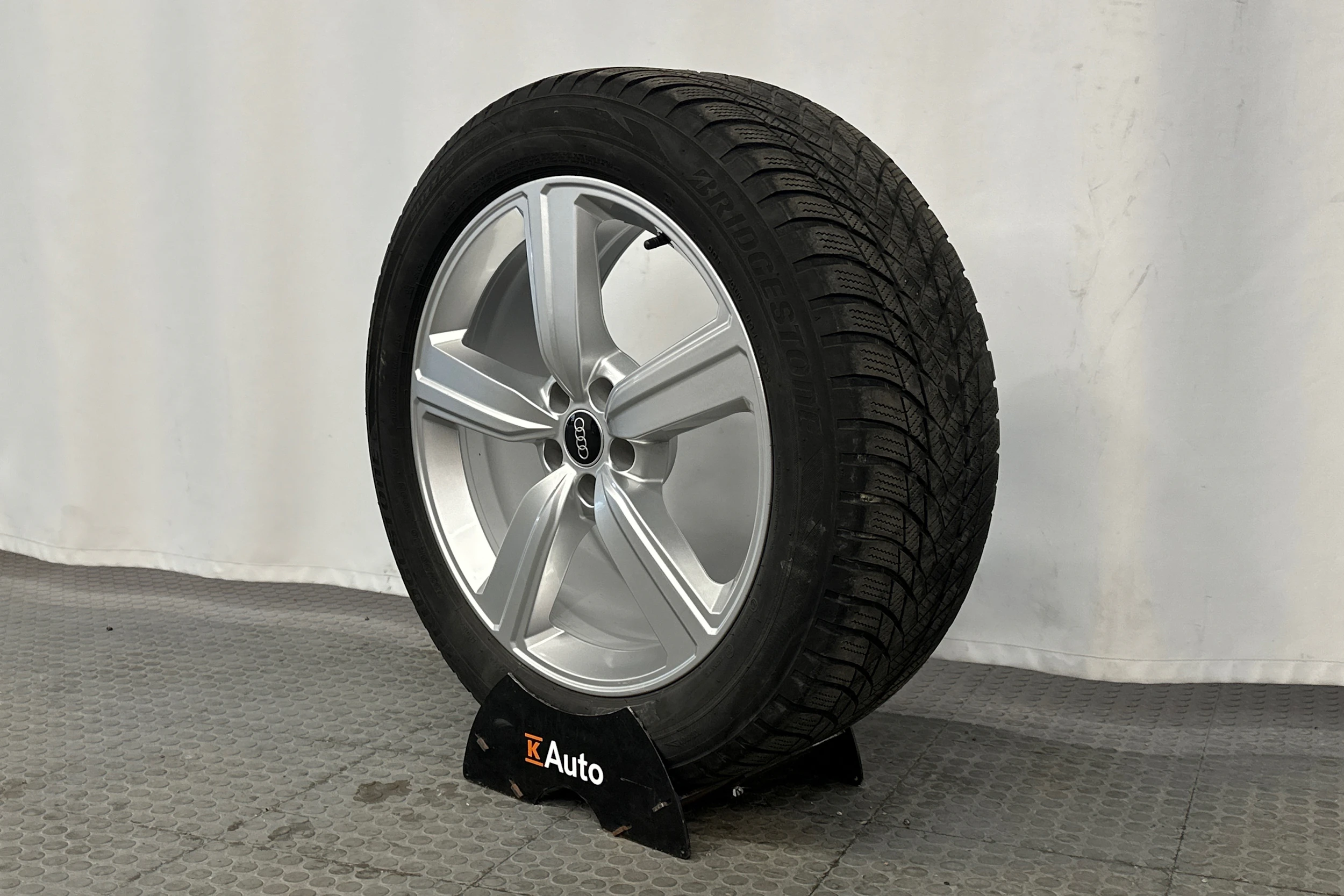 musta Audi e-tron 2023 kuva 10.