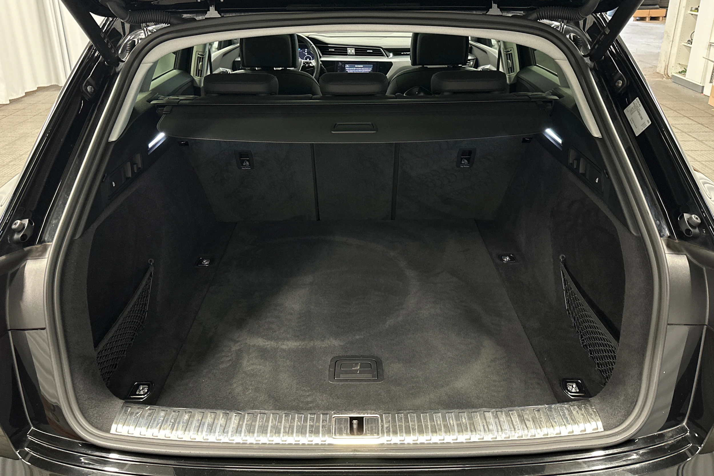 musta Audi e-tron 2023 kuva 11.