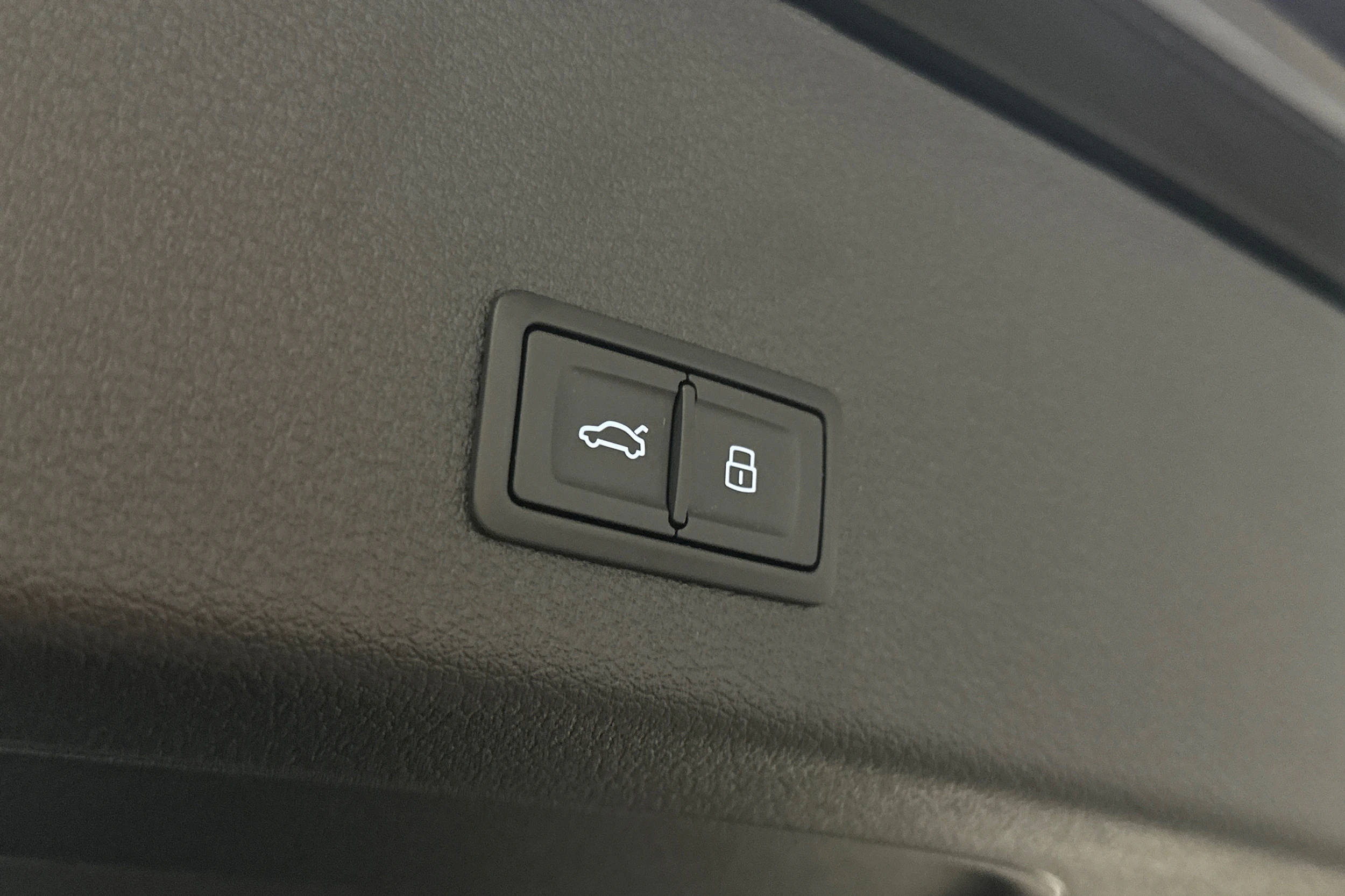 musta Audi e-tron 2023 kuva 12.