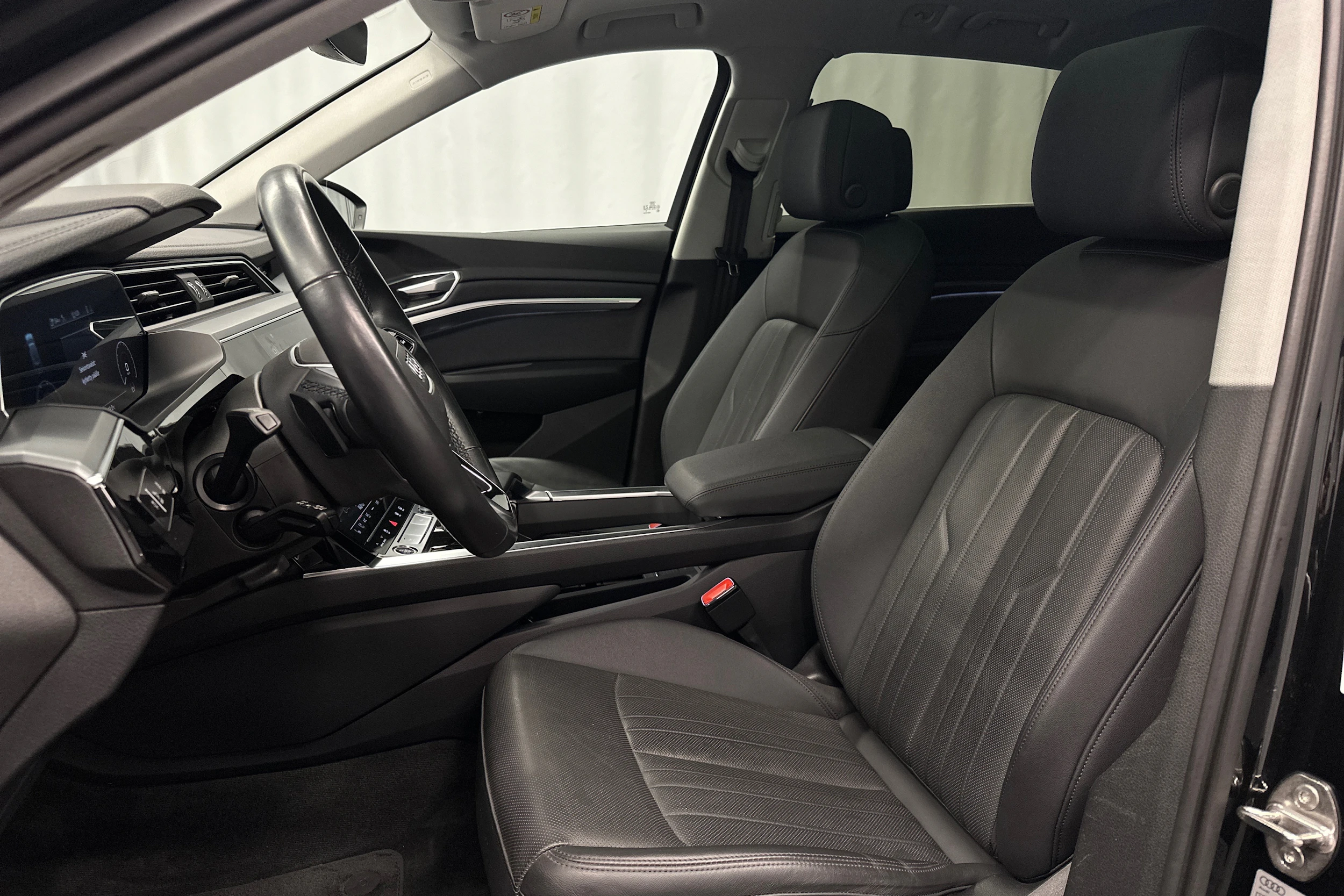 musta Audi e-tron 2023 kuva 14.