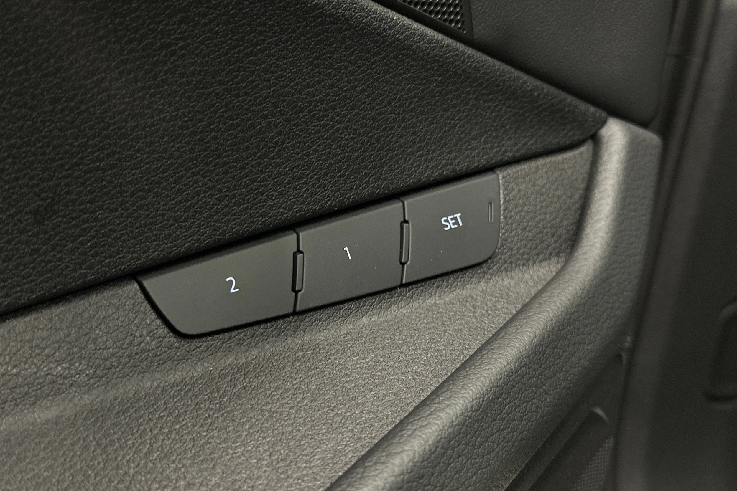 musta Audi e-tron 2023 kuva 16.