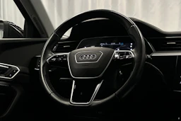 musta Audi e-tron 2023 kuva 17.