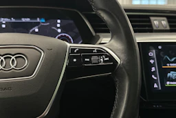 musta Audi e-tron 2023 kuva 19.