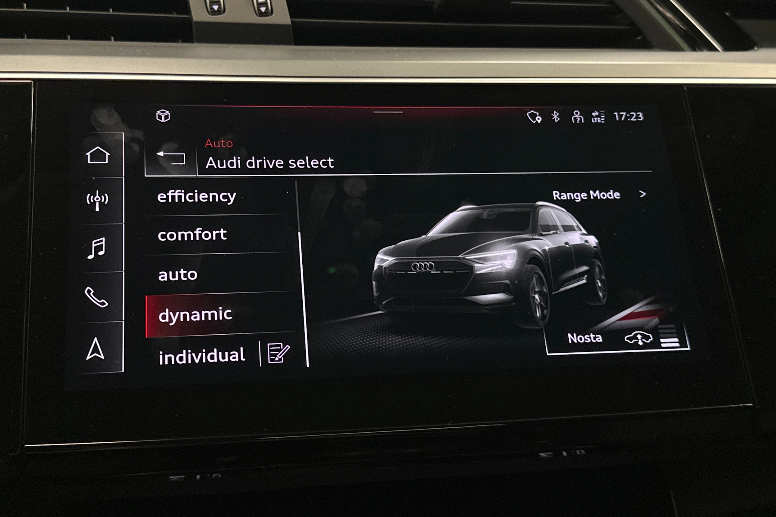 musta Audi e-tron 2023 kuva 25.