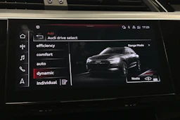 musta Audi e-tron 2023 kuva 25.