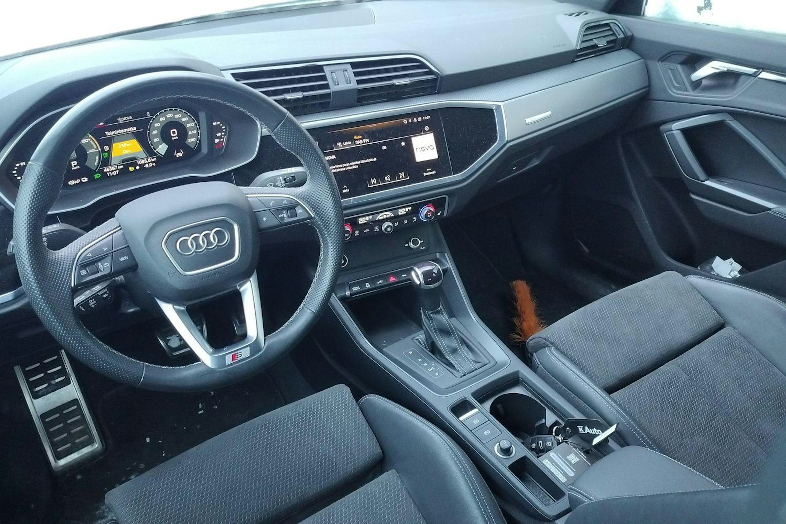 valkoinen Audi e-tron 2023 kuva 3.