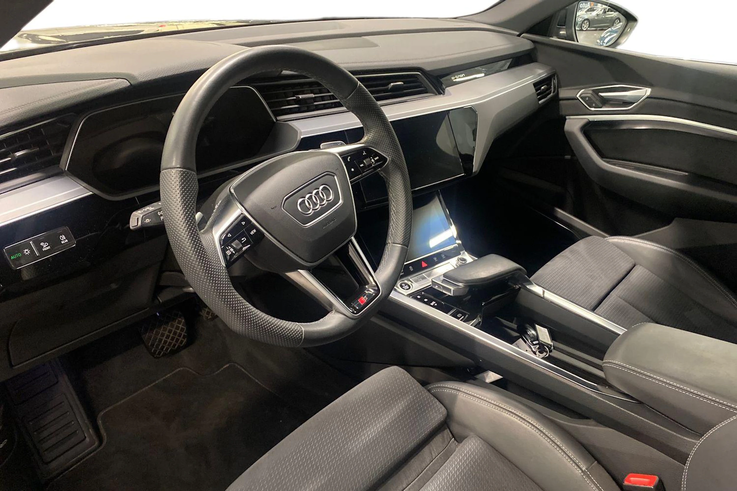 harmaa Audi e-tron 2023 kuva 3.
