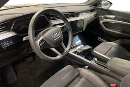 harmaa Audi e-tron 2023 kuva 3.