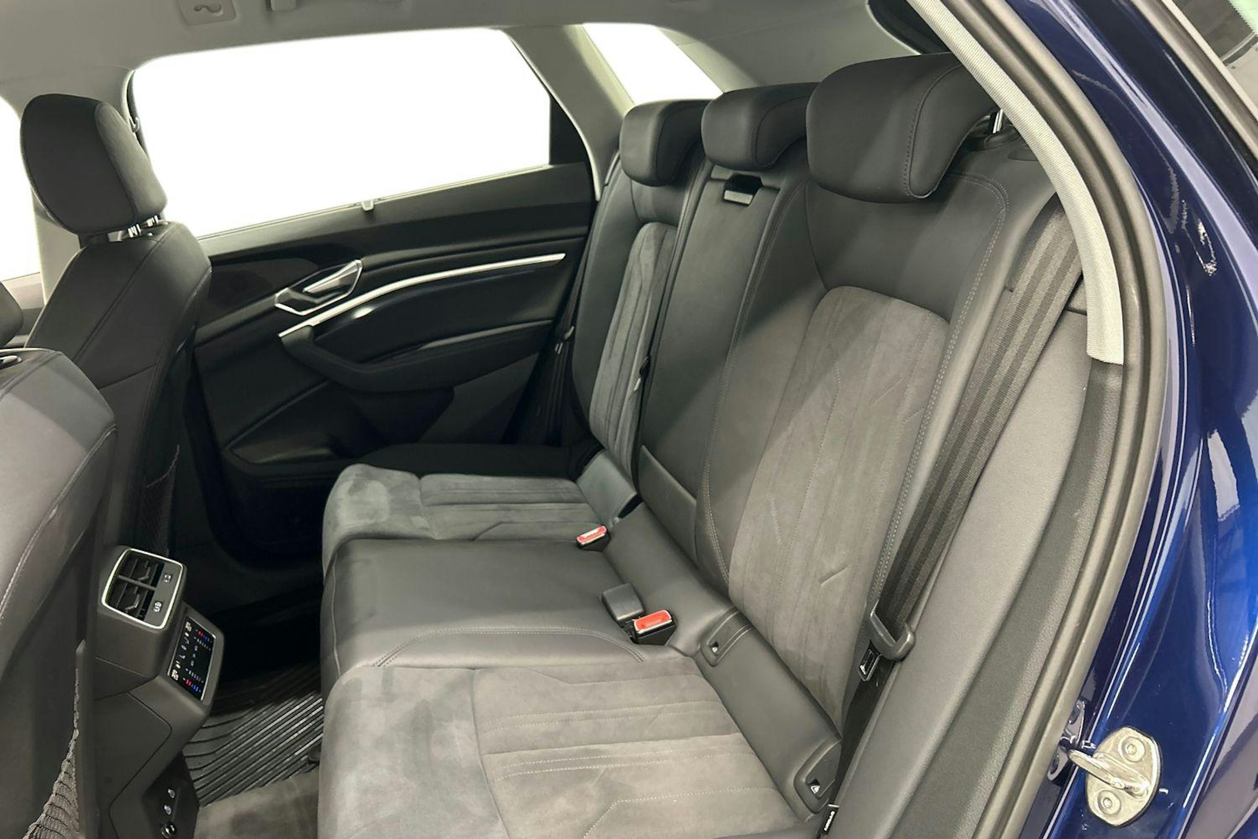 sininen Audi e-tron 2023 kuva 10.