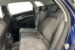 sininen Audi e-tron 2023 kuva 10.