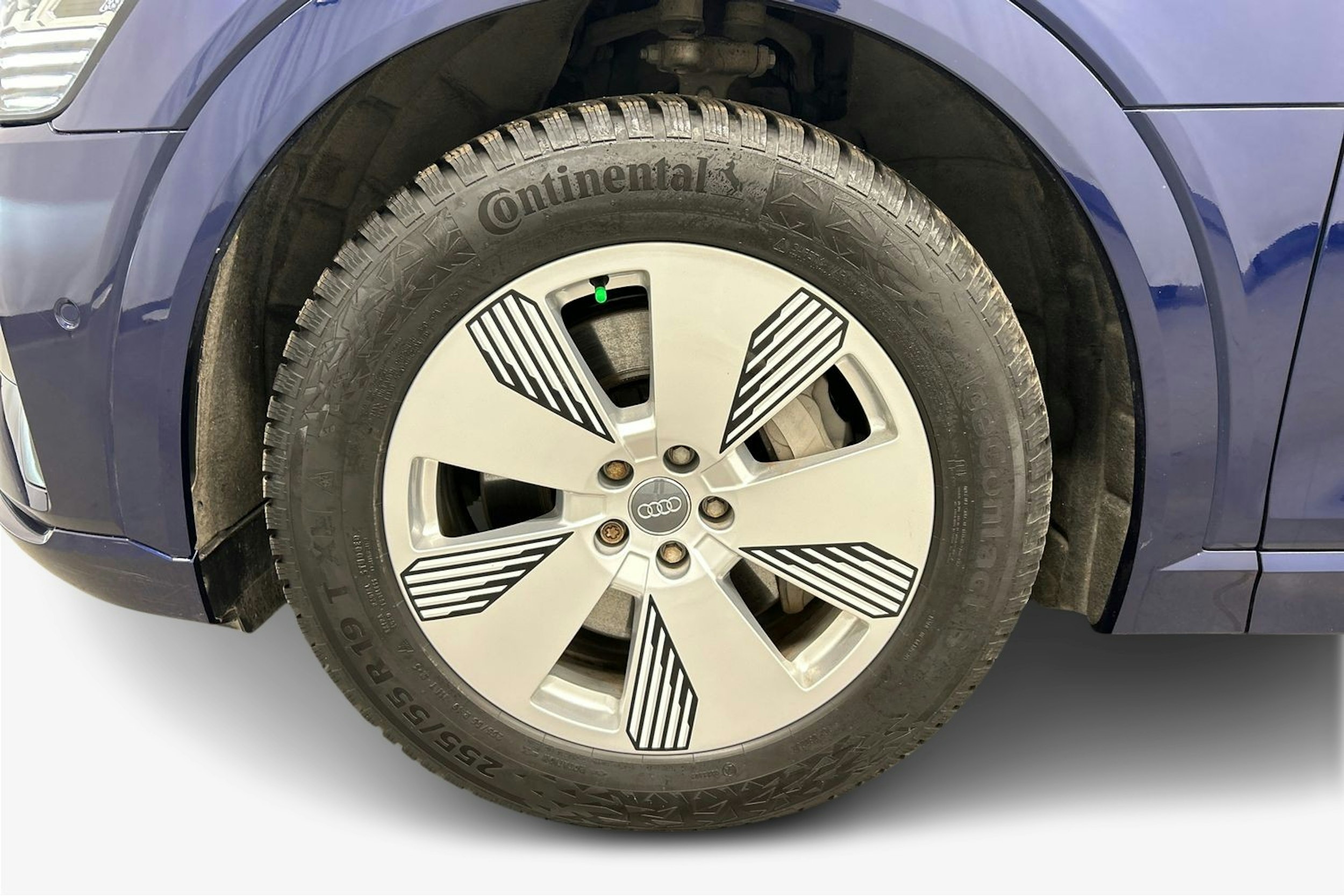 sininen Audi e-tron 2023 kuva 11.