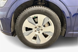 sininen Audi e-tron 2023 kuva 11.