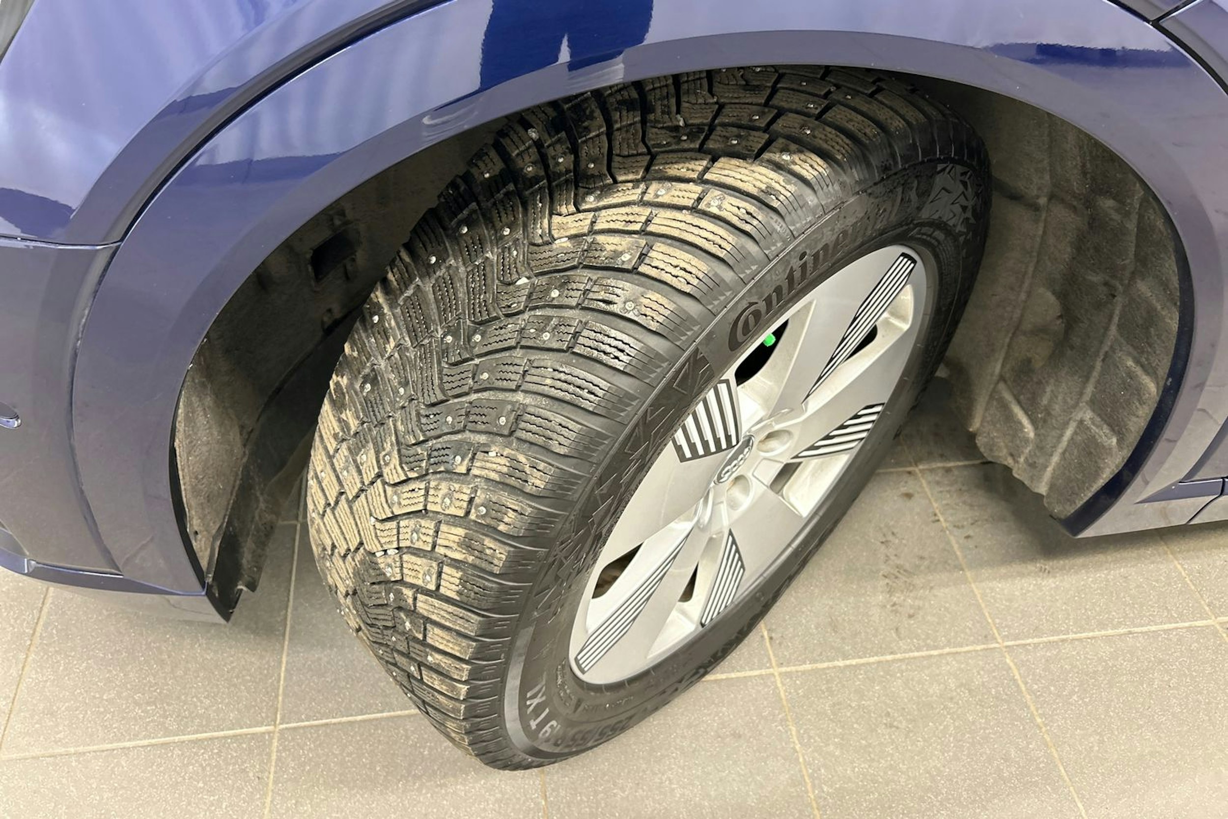 sininen Audi e-tron 2023 kuva 13.