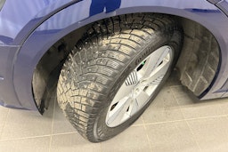 sininen Audi e-tron 2023 kuva 13.