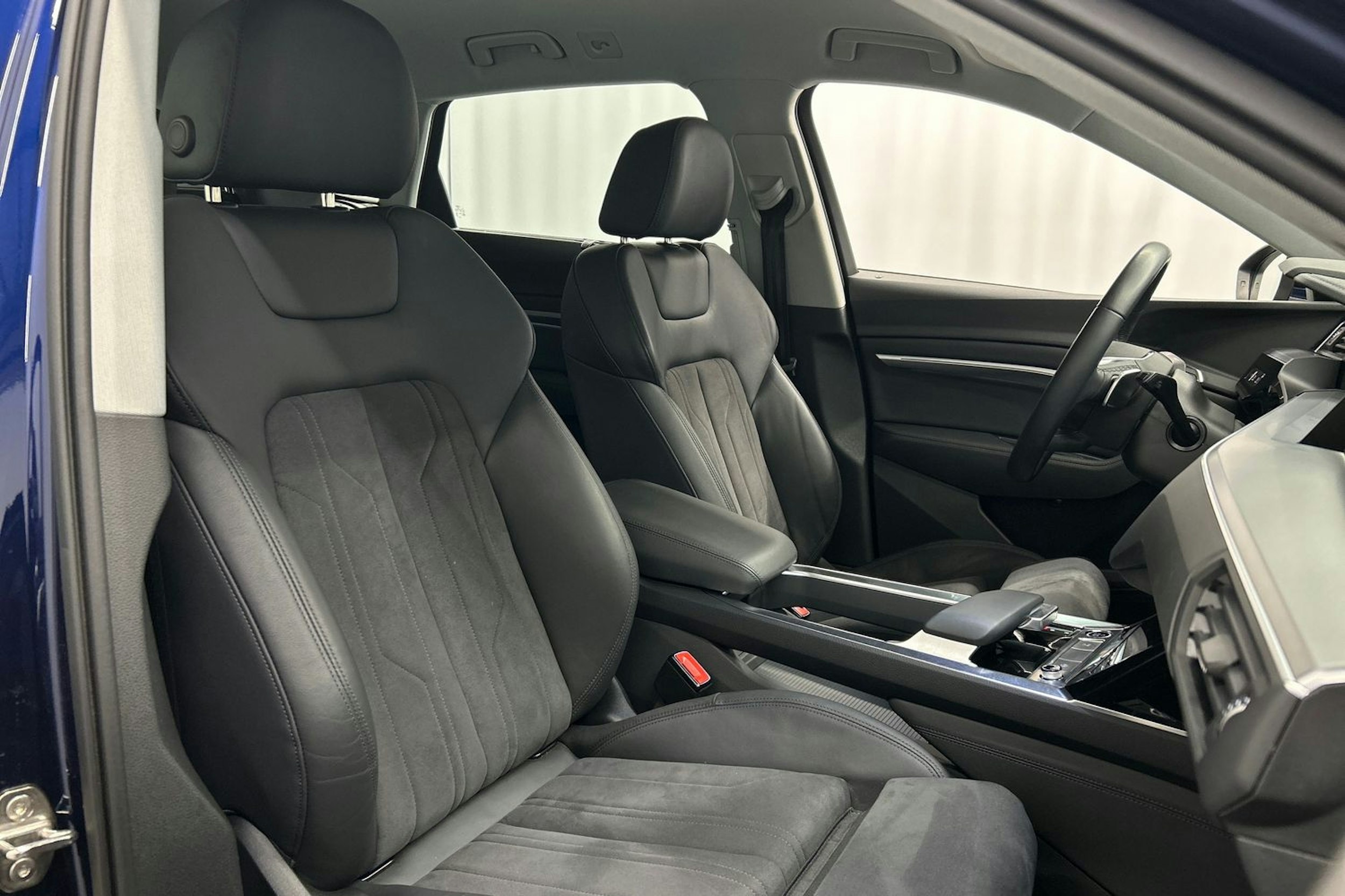 sininen Audi e-tron 2023 kuva 14.
