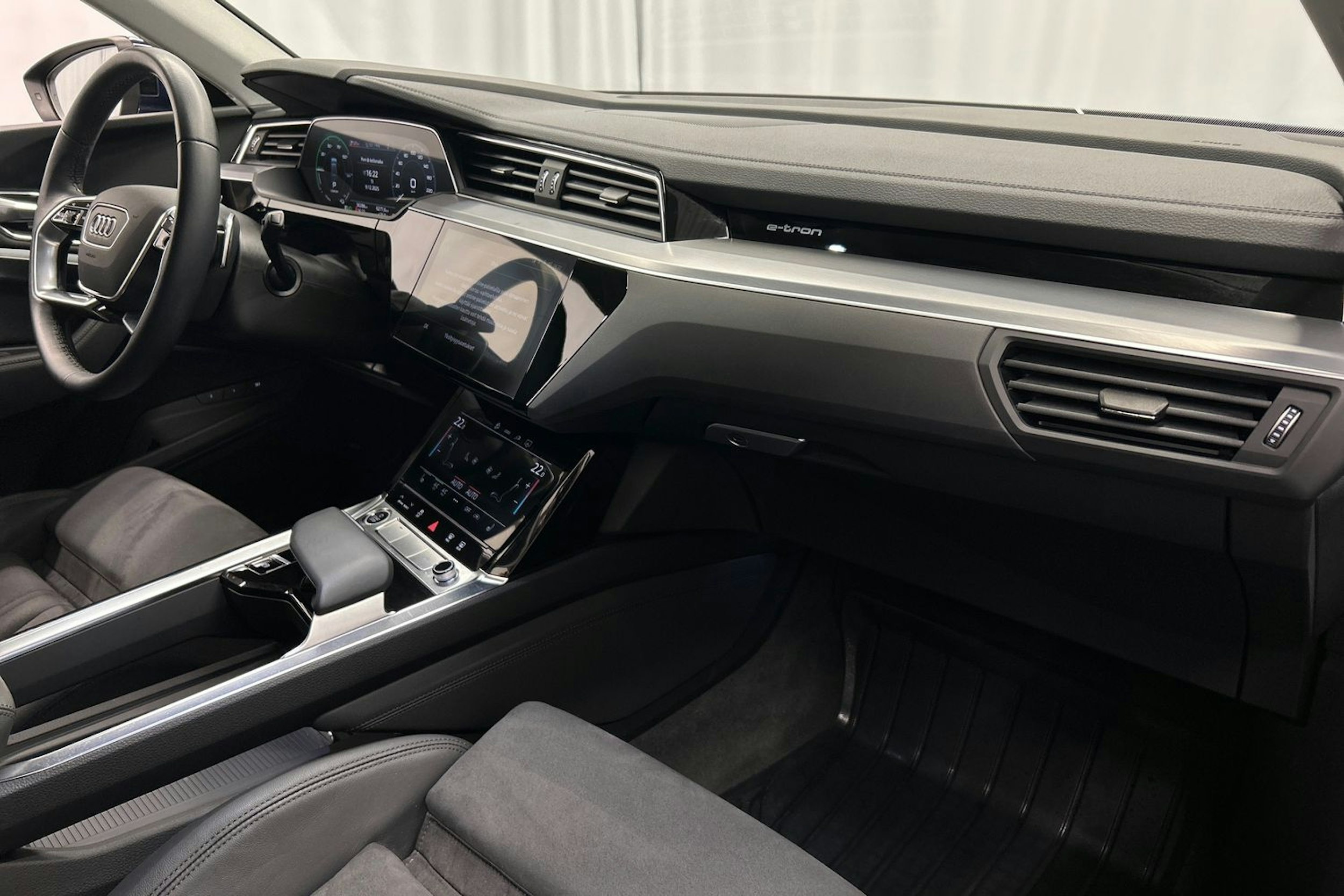 sininen Audi e-tron 2023 kuva 15.