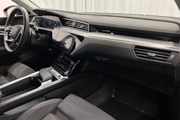 sininen Audi e-tron 2023 kuva 15.