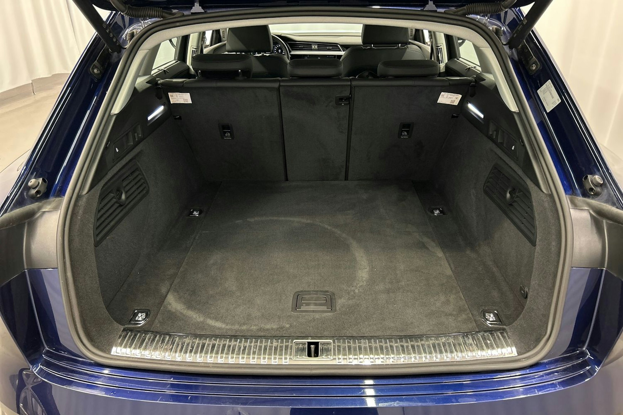 sininen Audi e-tron 2023 kuva 16.