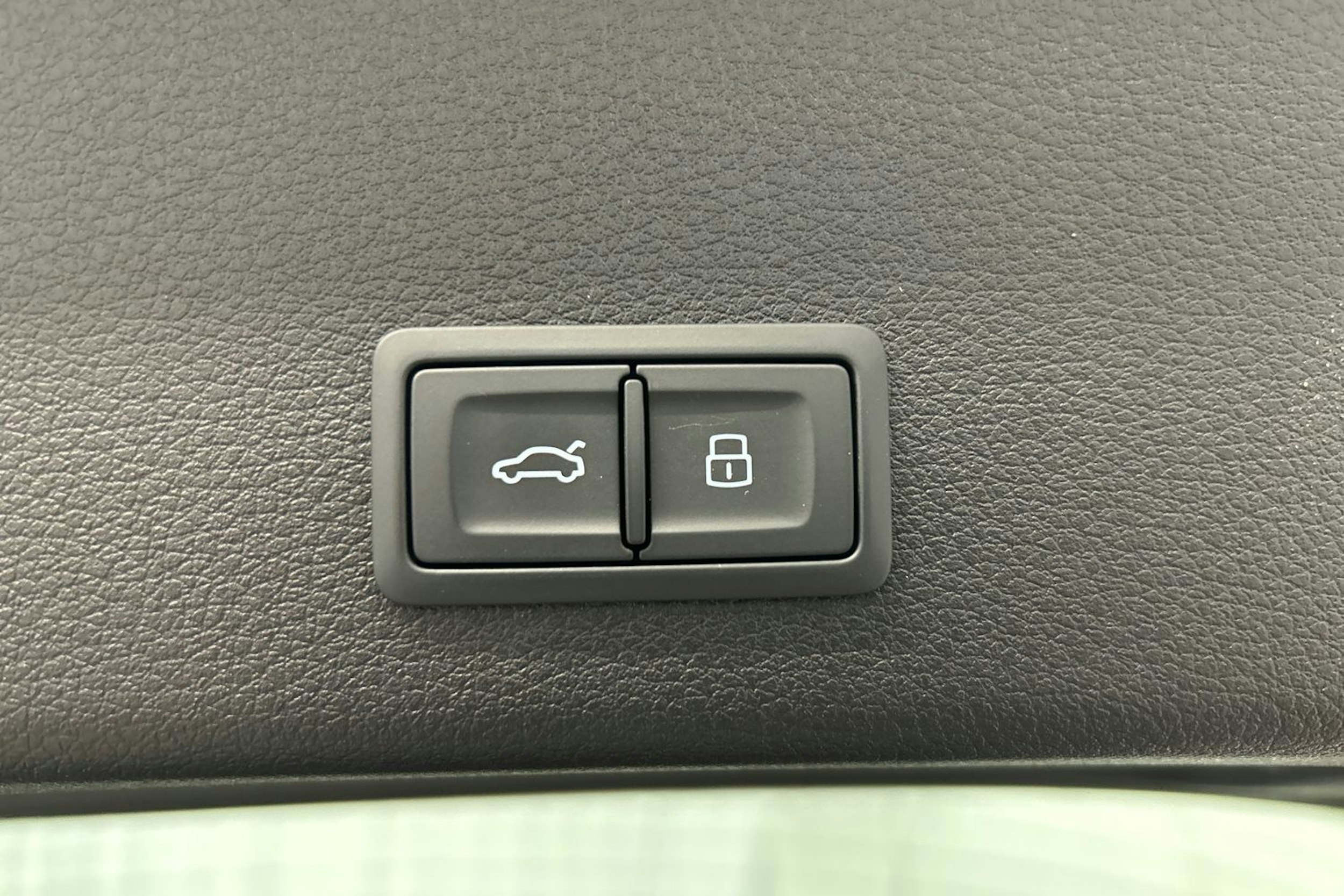 sininen Audi e-tron 2023 kuva 17.