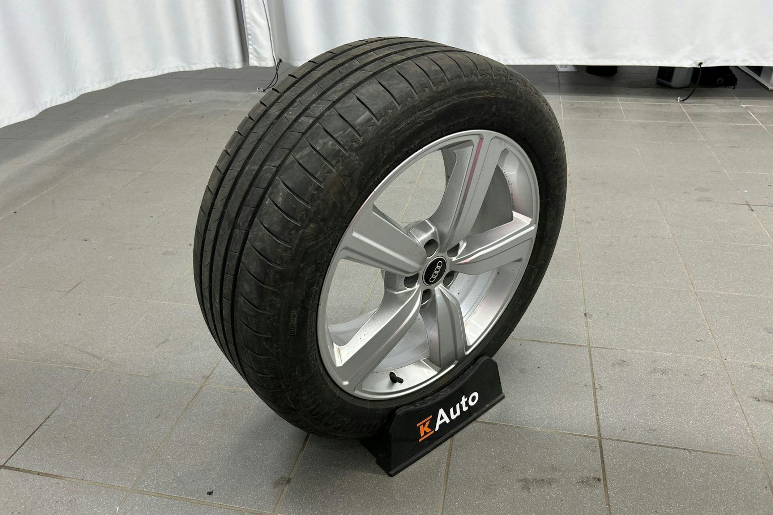 sininen Audi e-tron 2023 kuva 18.