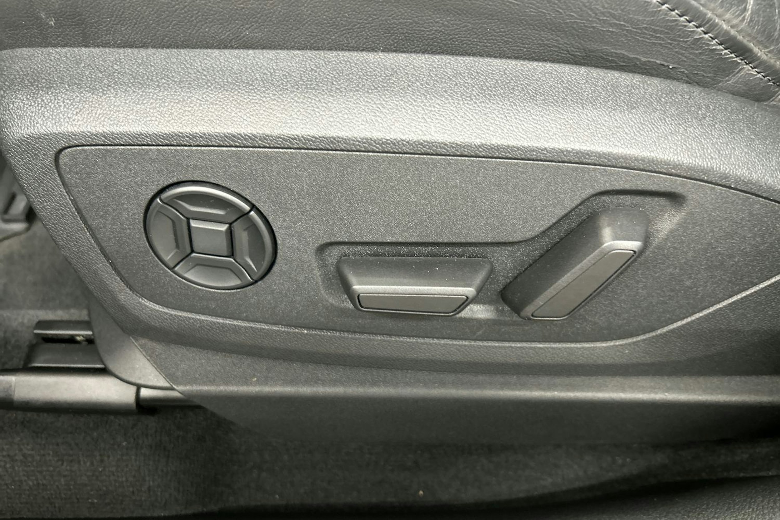 sininen Audi e-tron 2023 kuva 19.