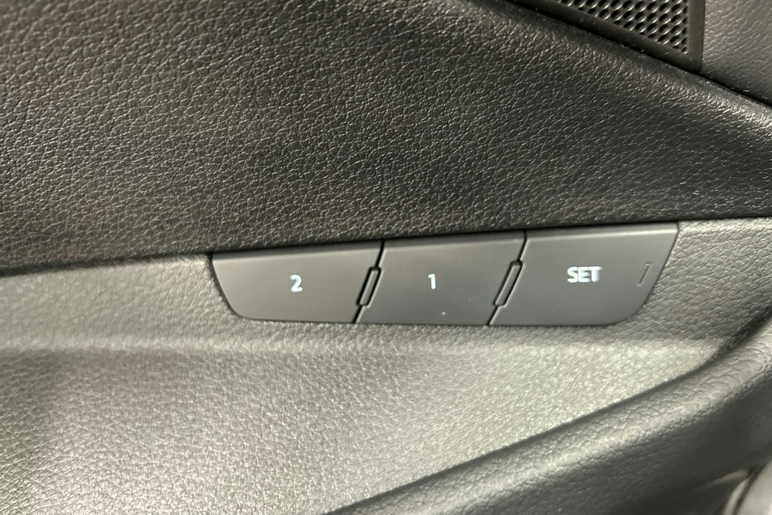 sininen Audi e-tron 2023 kuva 20.