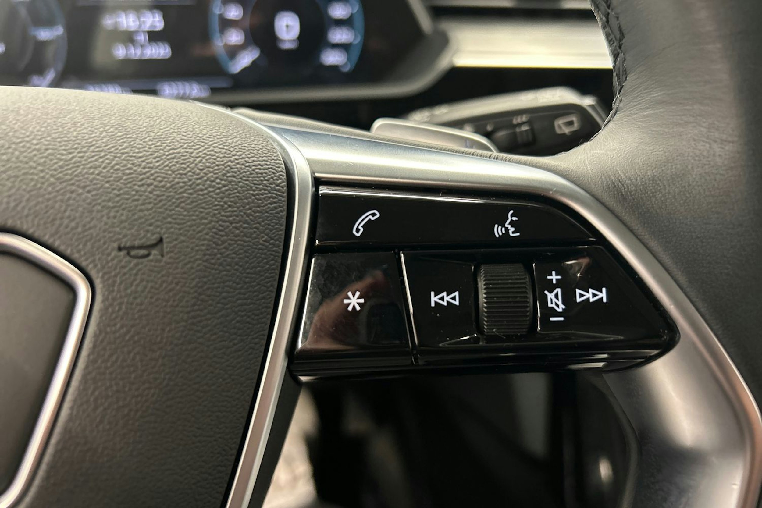 sininen Audi e-tron 2023 kuva 24.