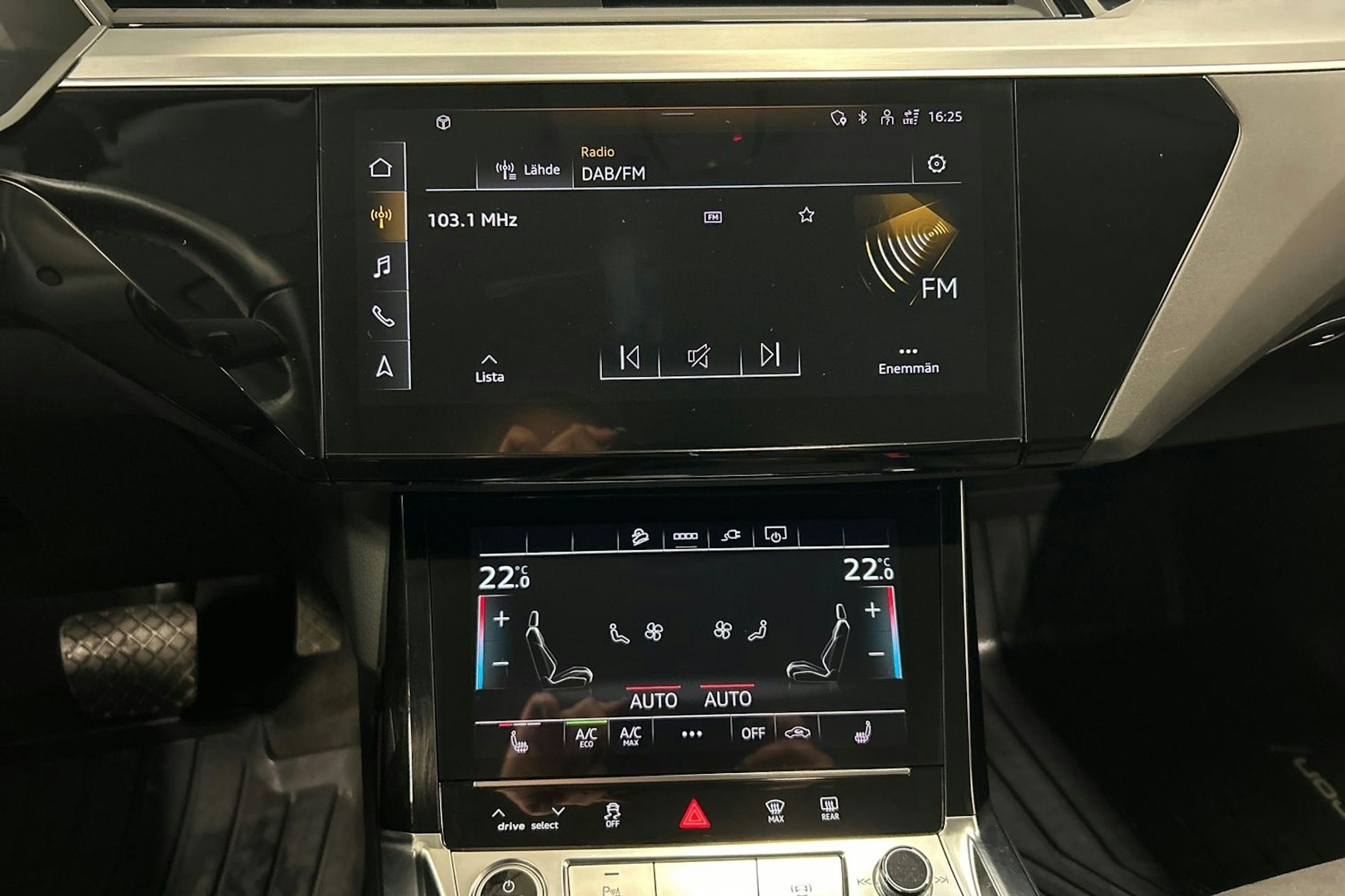 sininen Audi e-tron 2023 kuva 25.