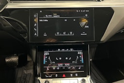 sininen Audi e-tron 2023 kuva 25.