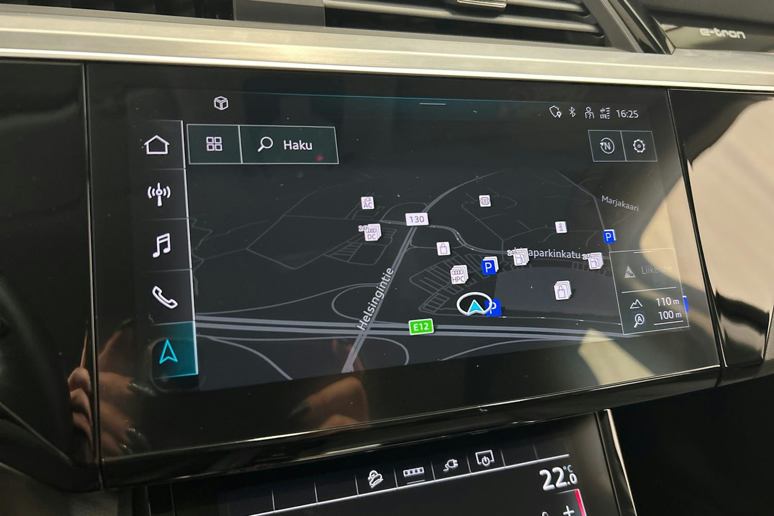 sininen Audi e-tron 2023 kuva 26.