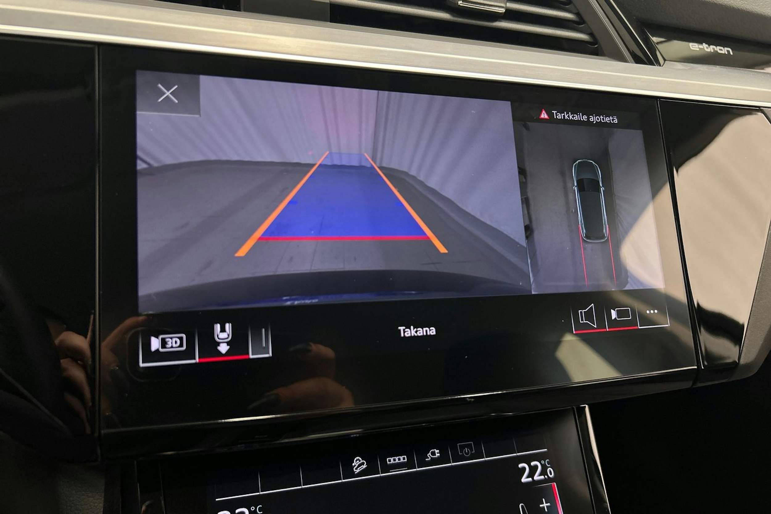 sininen Audi e-tron 2023 kuva 27.