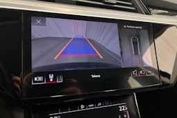 sininen Audi e-tron 2023 kuva 27.