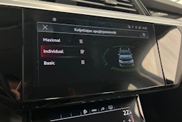 sininen Audi e-tron 2023 kuva 28.