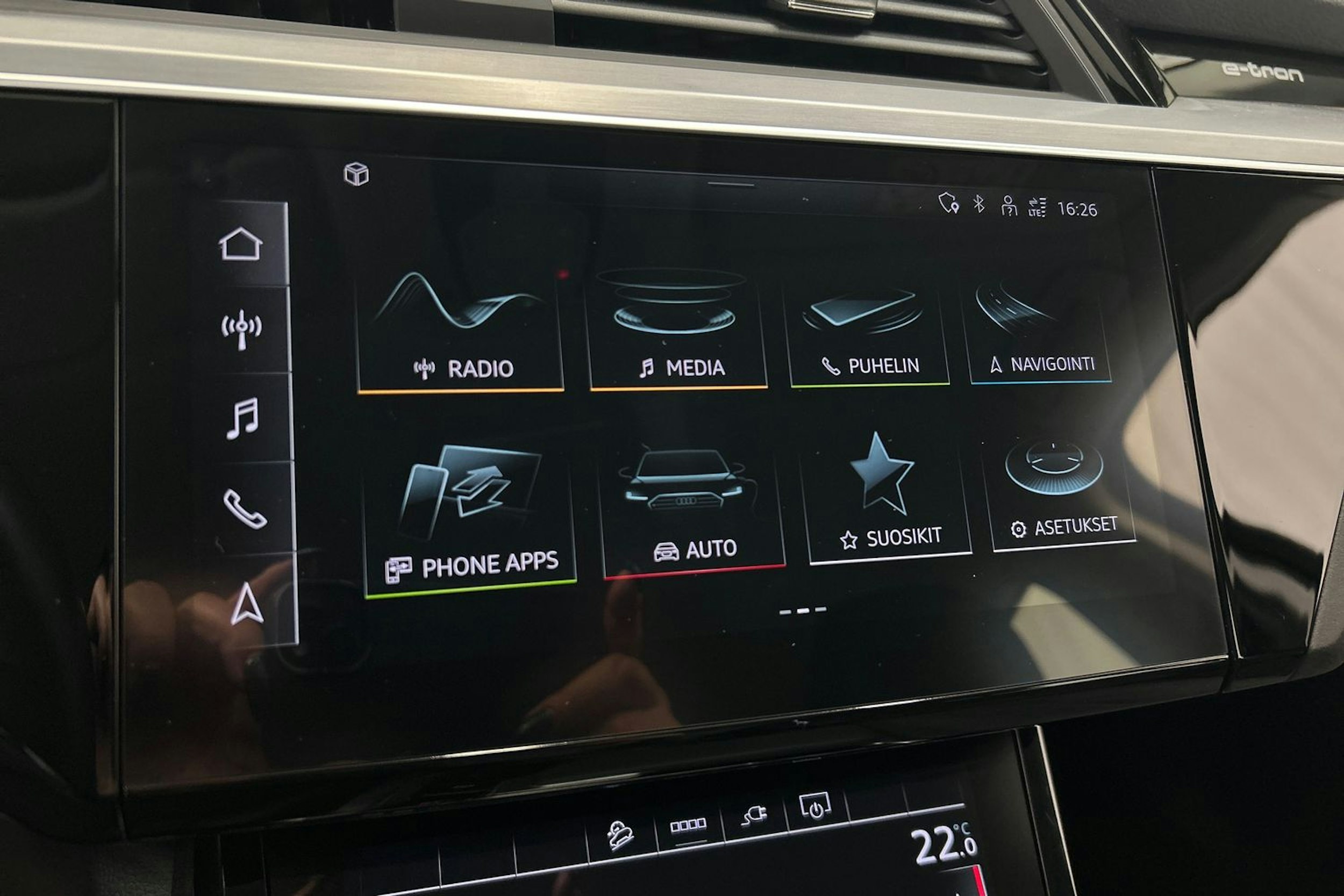 sininen Audi e-tron 2023 kuva 29.