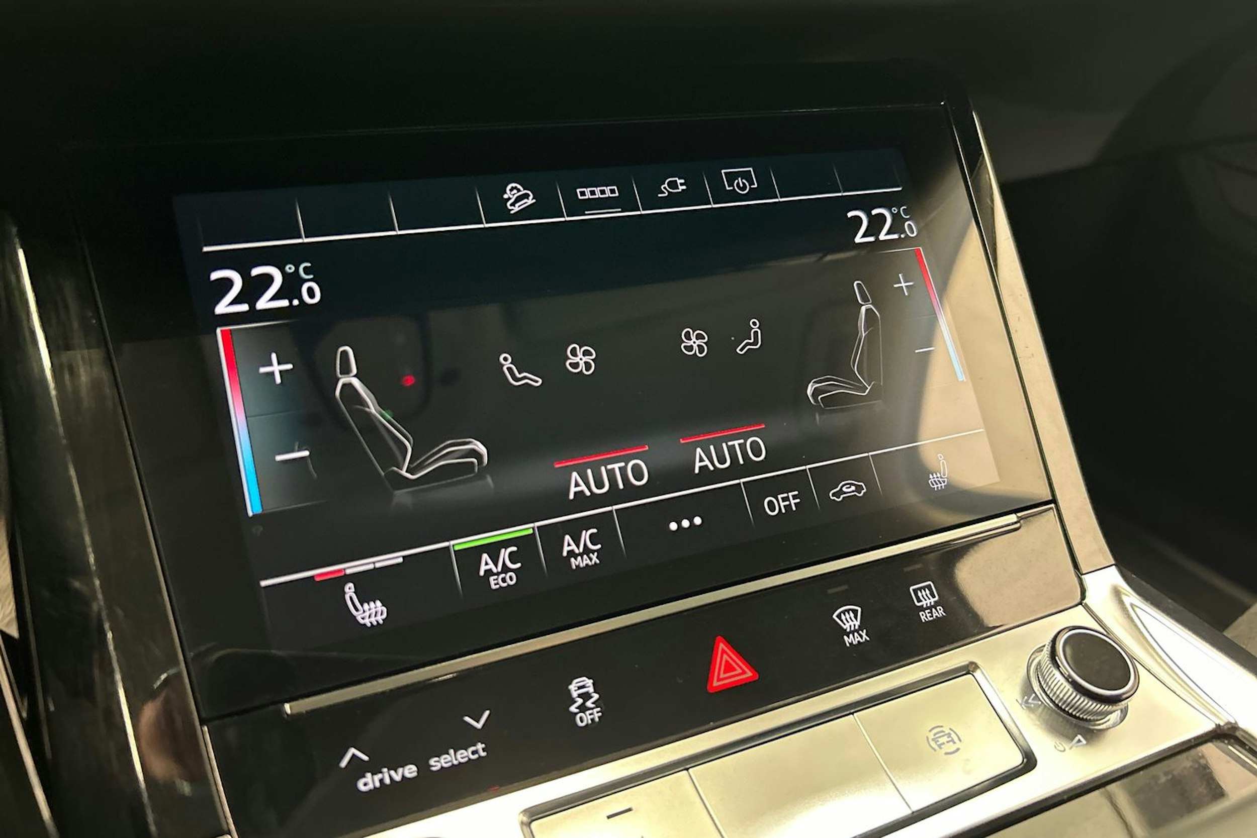 sininen Audi e-tron 2023 kuva 30.