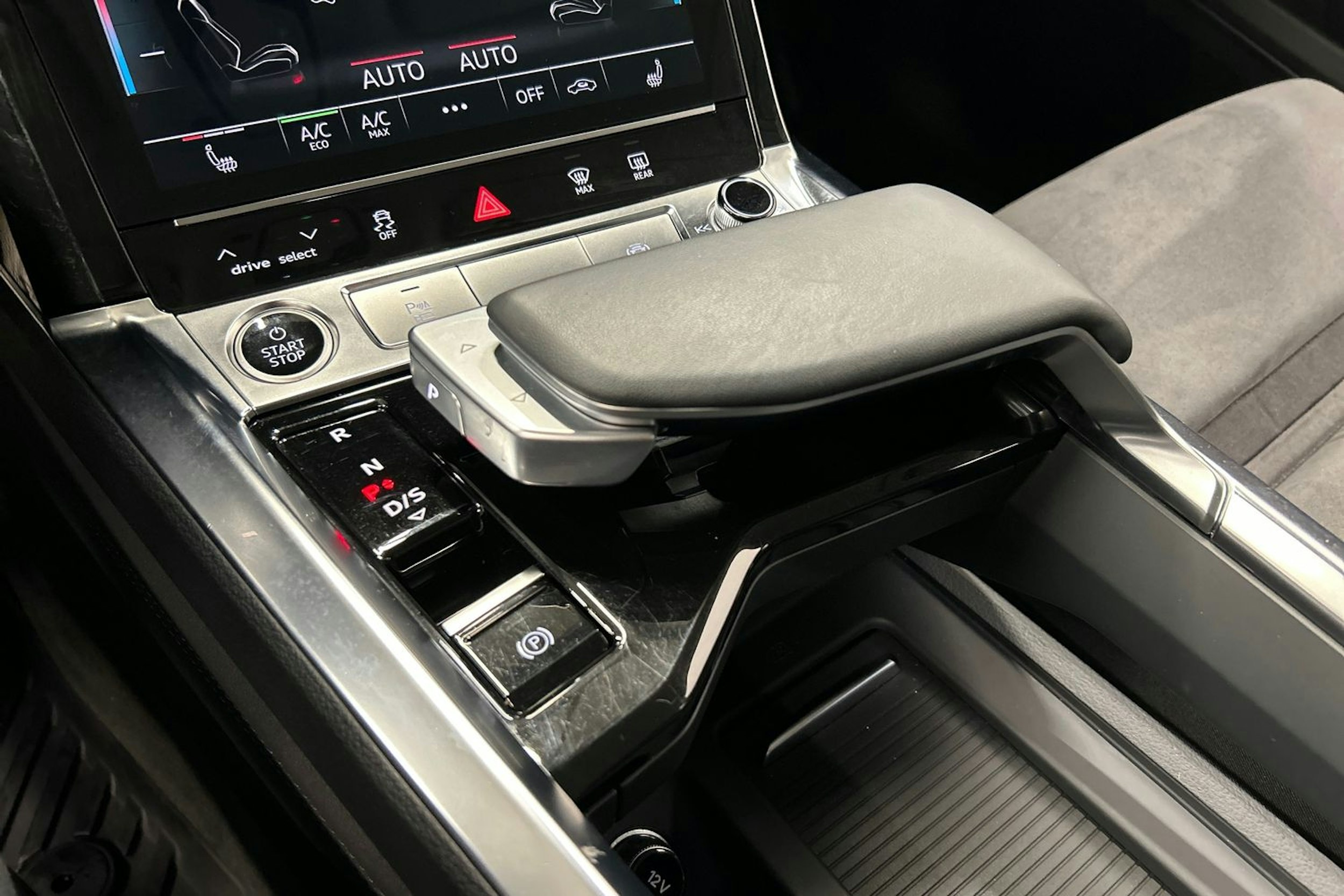 sininen Audi e-tron 2023 kuva 31.