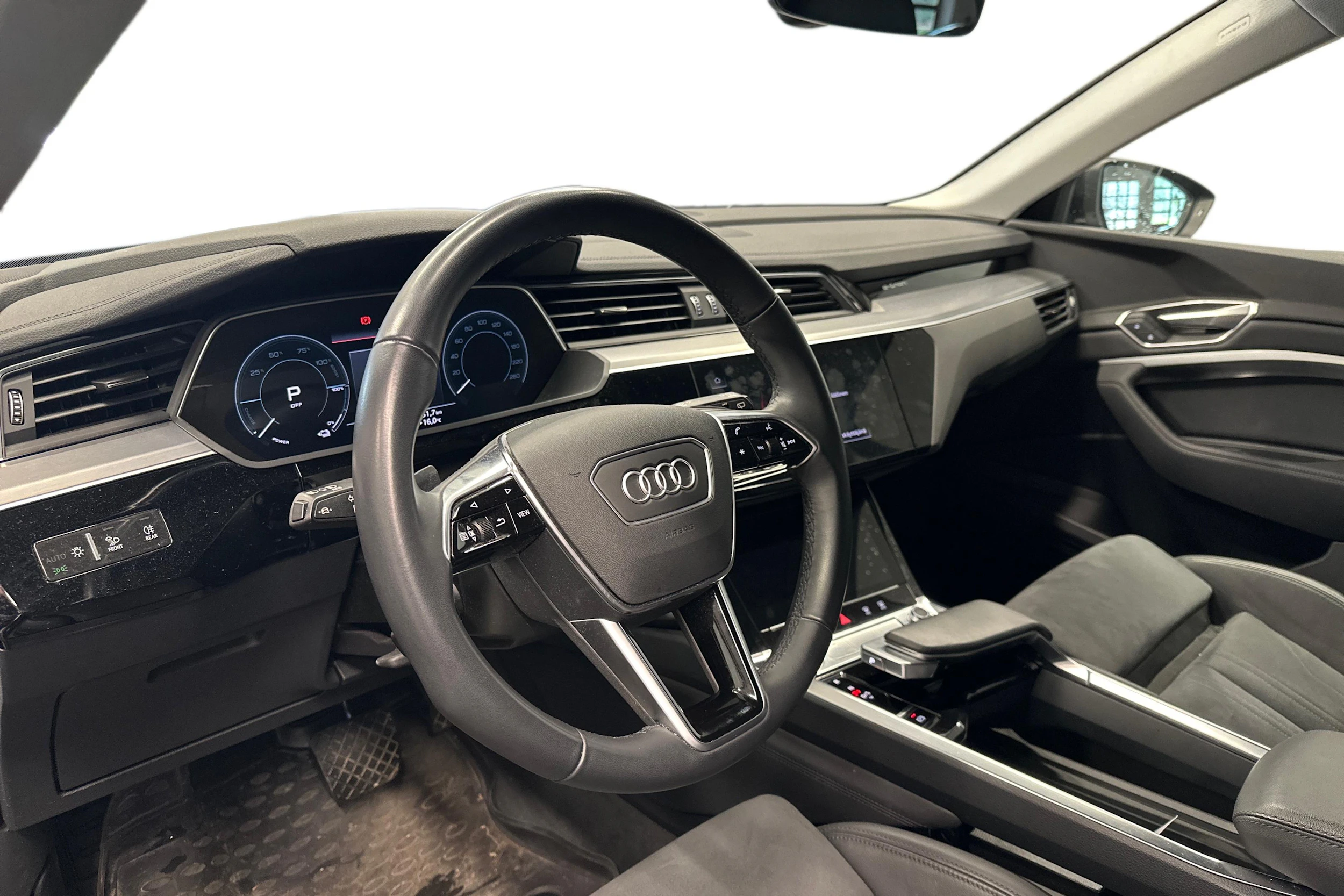 musta Audi e-tron 2023 kuva 3.