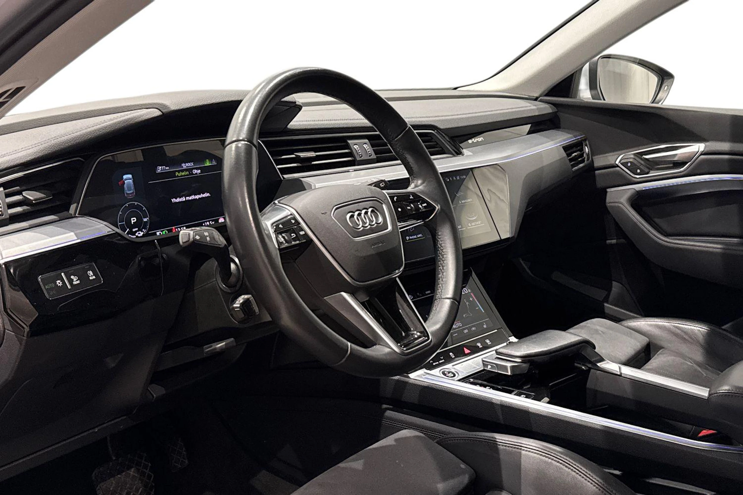 met. harmaa Audi e-tron 2023 kuva 6.