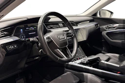 met. harmaa Audi e-tron 2023 kuva 6.
